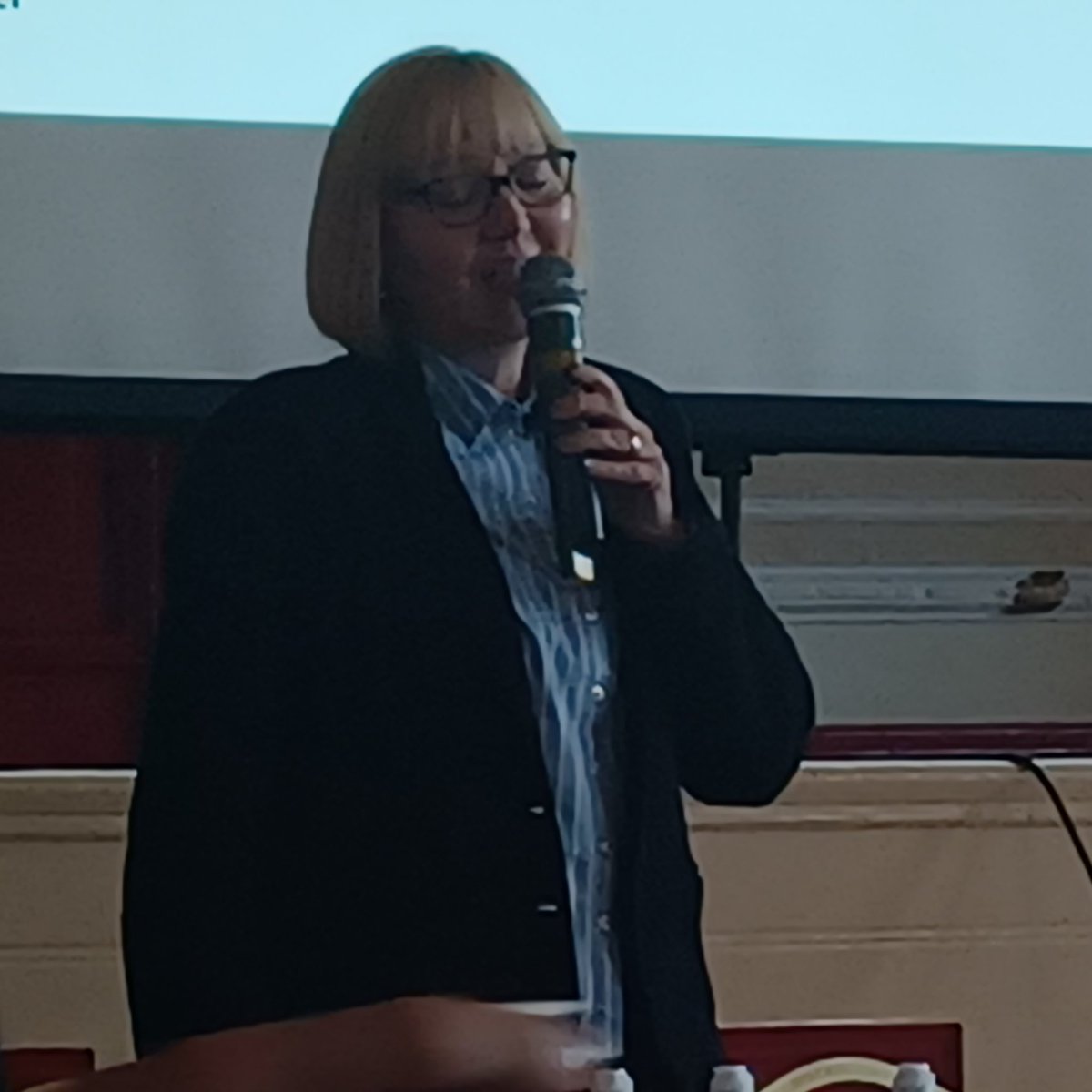 KIDS_Oldham_NHS's tweet photo. Dr Jonathan Moise, @OldhamCO_NHS Medical Director has introduced Professor Clare Murray to present  'Asthma, where we are today' highlighting the regional and national picture to inform our understanding of tackling health inequalities in asthma management. https://t.co/Rl5wzOwSZM