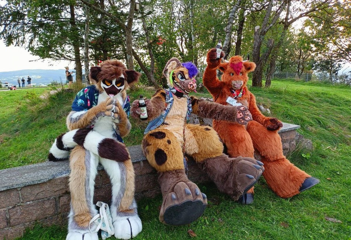 What a mischievous bunch of critters 😈

#FursuitFriday on #EAST11 with <a href="/Mlice_the_Hyena/">🌿 Mlice 🍻</a> and <a href="/Valdrec1/">Valdrec</a>!

📷 <a href="/GrinningHamster/">GrinningHamster</a>
✂️ <a href="/RatNest13/">Rat Nest</a> + <a href="/Drapigney_GP/">Drapii</a>