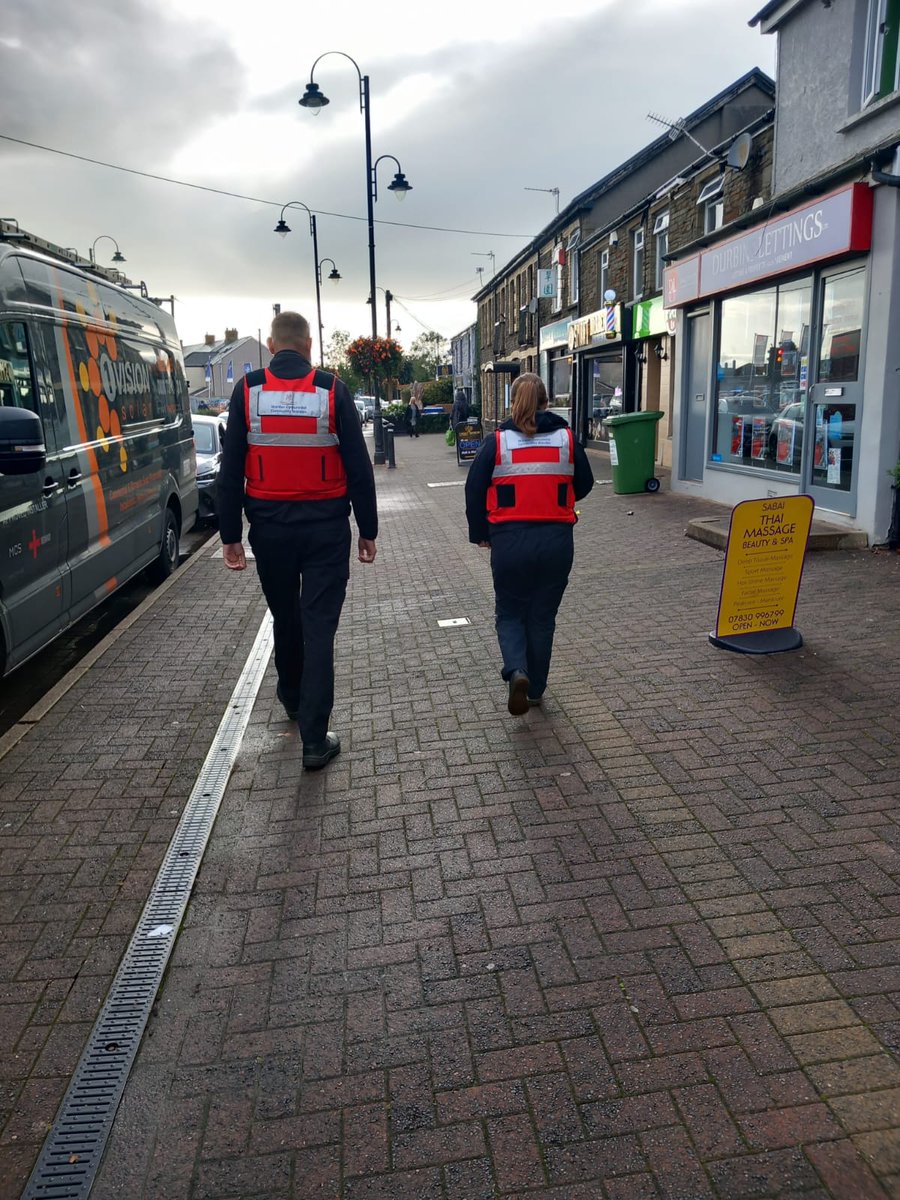 Mae Wardeiniaid Cymunedol a Heddlu De Cymru wedi cynnal patrolau o amgylch #TalbotGreen heddiw. Buon nhw'n siarad gyda busnesau lleol a rhoi sicrwydd i drigolion. #WythnosYmwybyddiaethCymunedauMwyDiogel #CymunedauMwyDiogel2023 @CymMwyDiogel