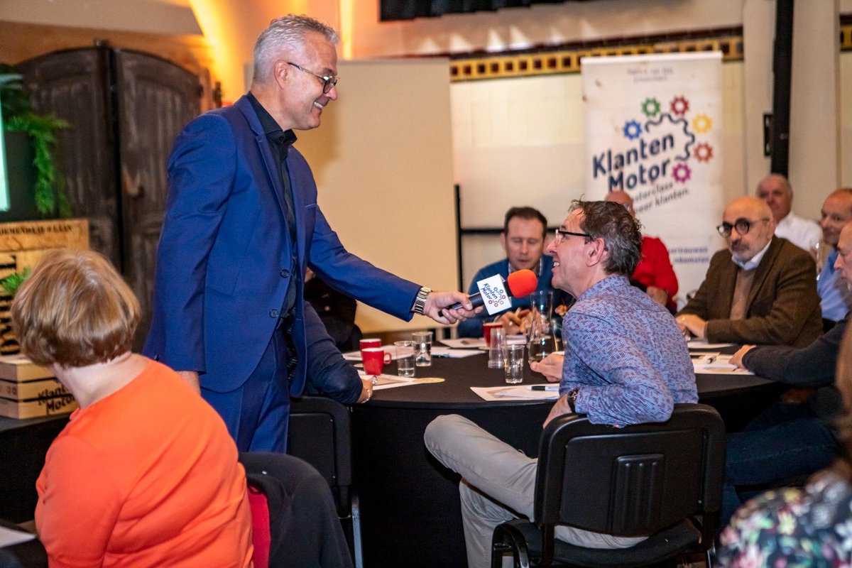 PITCHTIP! Het loont om eerst interesse in de ander te tonen voordat jij je eigen verhaal gaat vertellen of je punt maakt. Wil jij meer impact maken met je bedrijfspitch en je persoonlijke presentatie? Kom naar het KlantenMotor-event, 10/11. Info &amp; tickers toppresentaties.nl/hoe-krijg-ik-m…