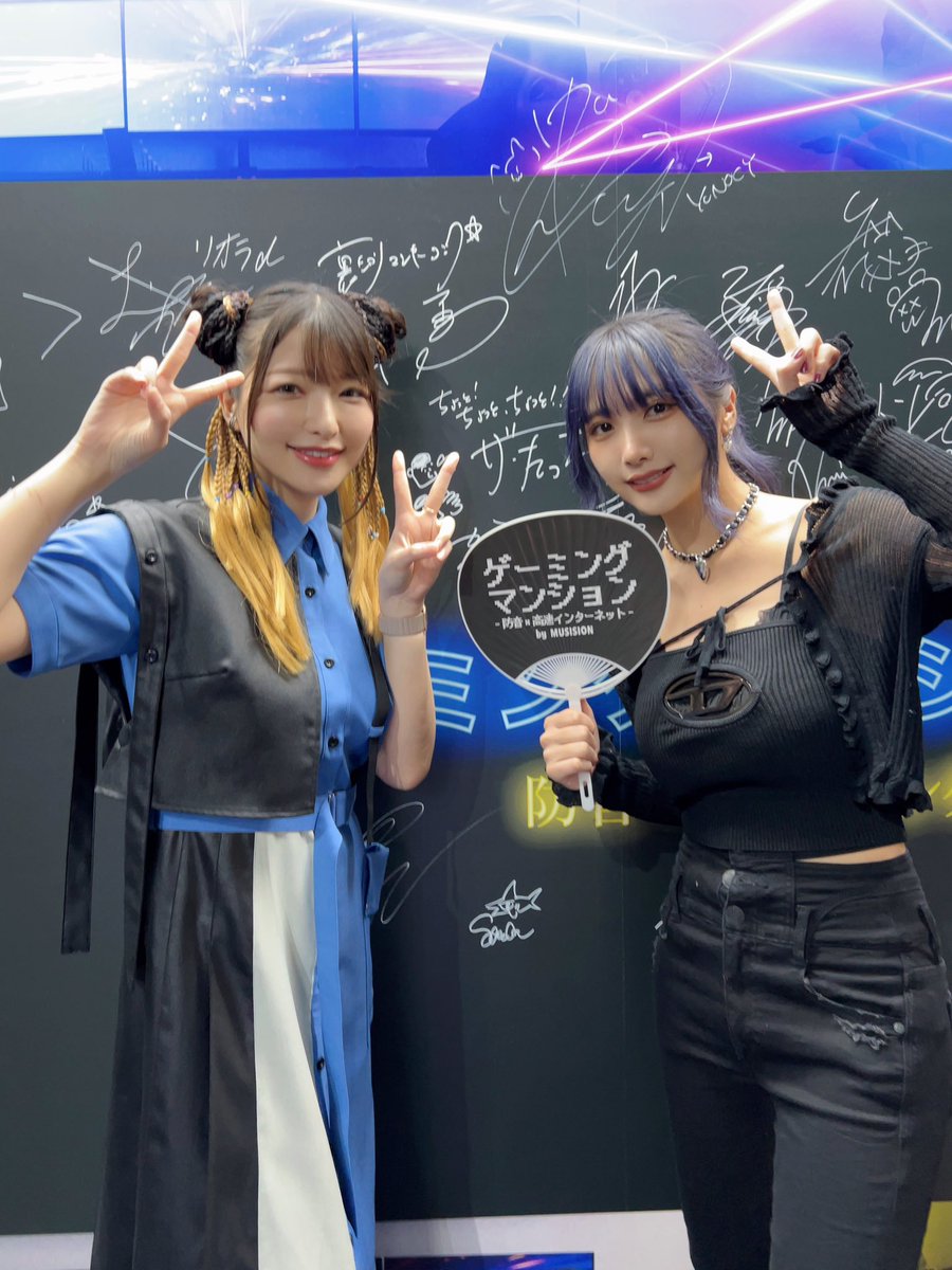 トークショーゲストのyunocyと、やっと落ち着いた〜ってサイン書きに来