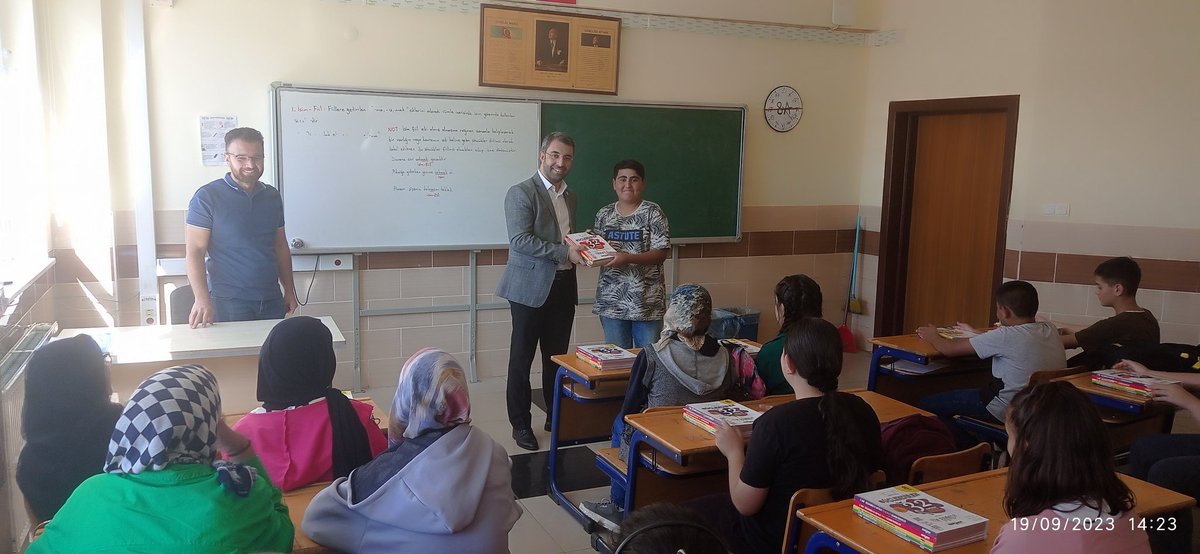 AcKarap's tweet photo. LGS sınavına hazırlanan 8. sınıflarımıza Karapınar Belediye Başkanımızdan @yasingunes50 büyük destek. Sene boyunca kullanacakları kaynak kitap ve deneme sınavlarını ücretsiz sağladığı için kendisine şükranlarımızı sunarız. @semihkirim  @MuratSaltk1 @kemikkiranali https://t.co/d9FUo2fR5x