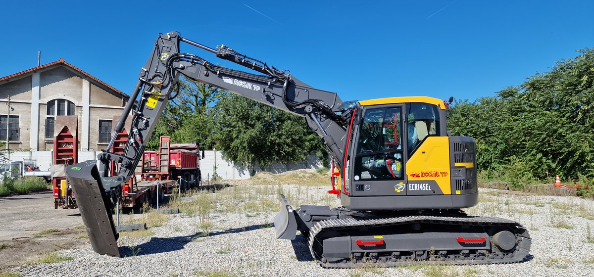 ▶ NOUVELLE ACQUSITION  La rentrée de septembre est riche en livraison d’engins neufs pour REGIL TP !  Nous avons ajouté à notre flotte 2 pelles Volvo de 15 et 25 tonnes. Nous avons également acquis un camion 8*4 Ampliroll Mercedes équipé d’un bras multi bennes.