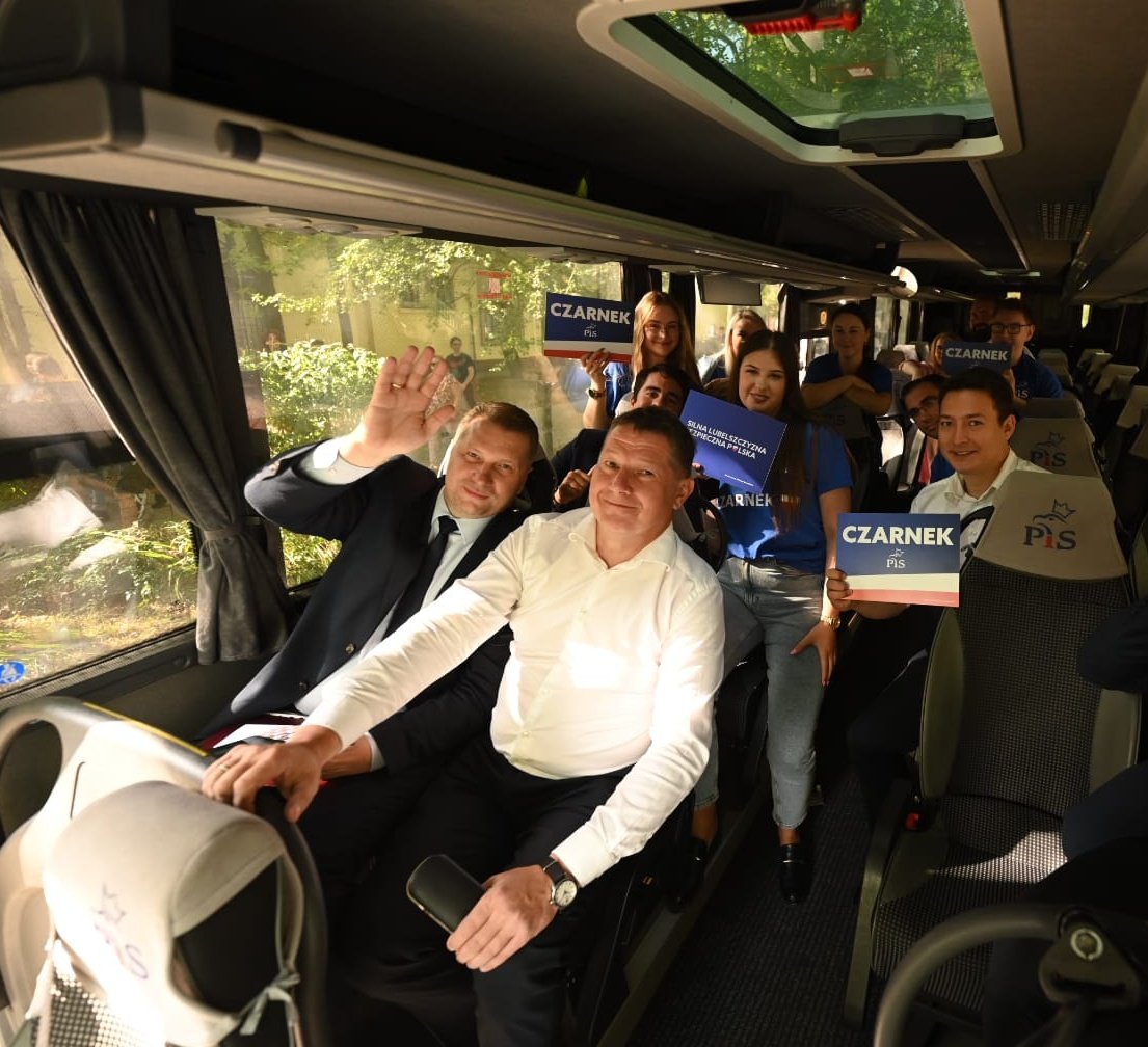 MCirkot's tweet photo. 🚎 Dziś #PiSBus w #lubelskie!

Serdecznie pozdrawiamy. 

#BezpiecznaPrzyszłośćPolaków
#EkipaCzarnka https://t.co/Vmri3k9T29