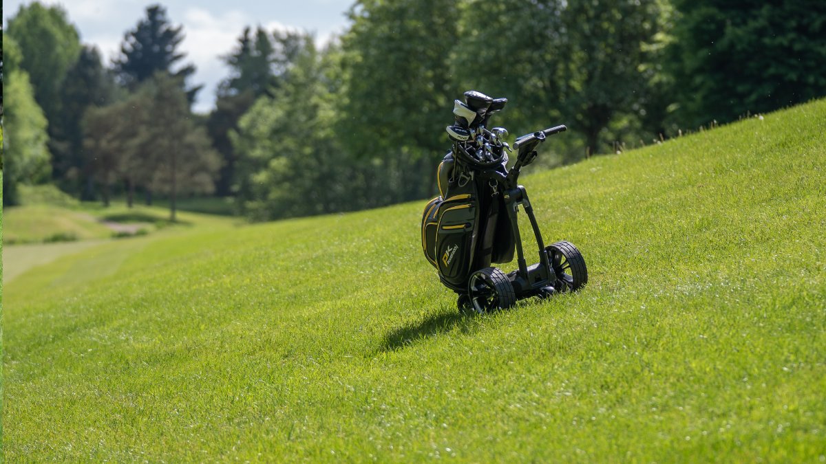 The Electric Braking System on selected #PowaKaddy trolleys maintains speed on downhill descends to prevent it from running away from the user. A fantastic perk 💯

👉 fg1.uk/5560-Q758550