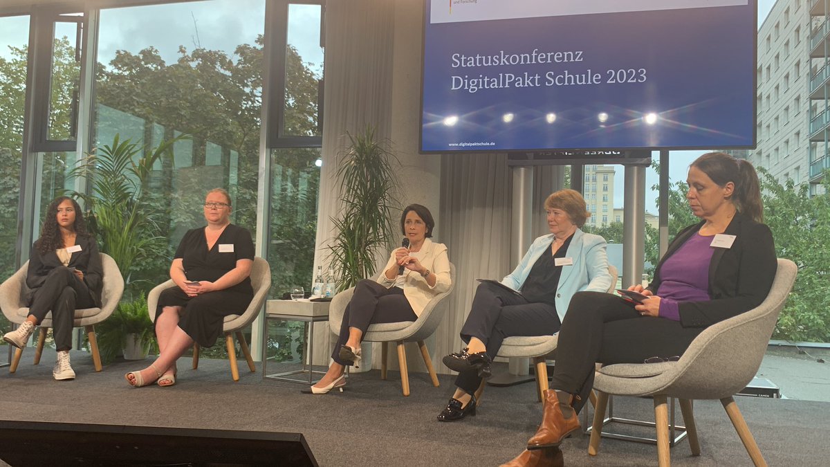 Ki in der Schule - wie es sinnvoll geht zeigt die Diskussion auf der #statuskonferenz #Digitalpakt mit Tanja Reinlein, @dwkro, Birgita Dusse, @CatrinIngerfeld,
Salma Ouled Attou und Julius Casper Gold, Klasse 9a des Hugo-Junkers-Gymnasiums, Mönchengladbach @BMBF_Bund #stk2023