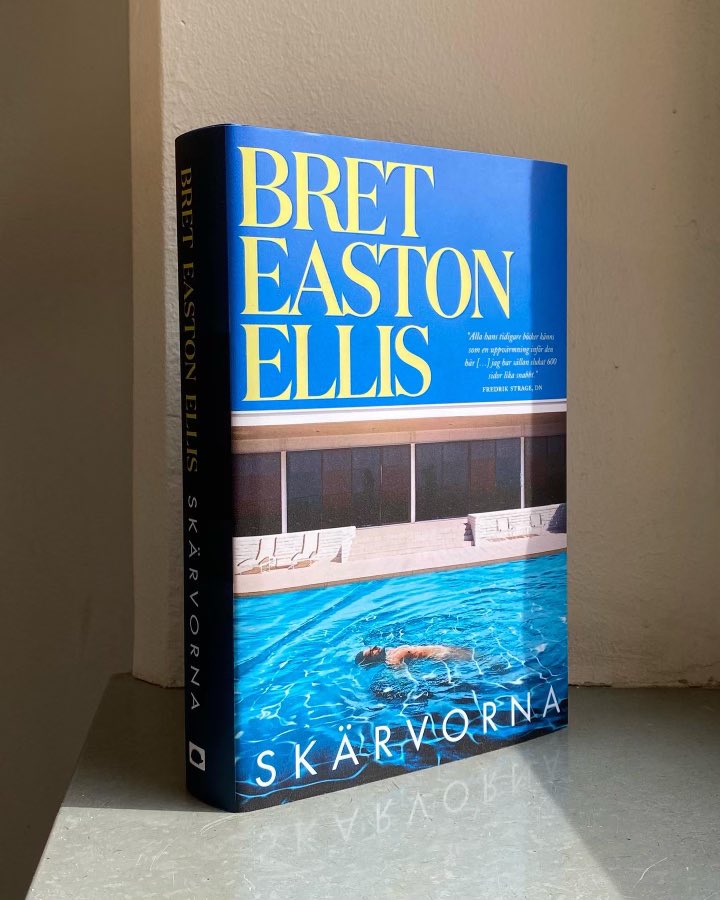 Lystring! Idag kom de två första exen av denna underbara kloss till förlaget! ”Skärvorna” av Bret Easton Ellis i översättning av Johan Nilsson släpps den 4 okt. Långt till dess!! Som plåster på såren skeppas 100 ex direkt från tryck till mässan. Ni hittar oss i NS monter B05:22.