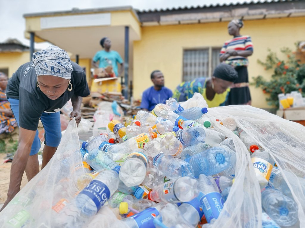 #FridayVibes just got a whole lot better! 

Imagine ending the week with extra #cash from your #plastic #waste. It's a win-win! 💰♻️

Share the #Wealth:  Let's make a positive #impact on #planet &amp; pocket 😀.

Spread the word 📣
#PlasticToProfits
#sustainability 
#CircularEconomy
