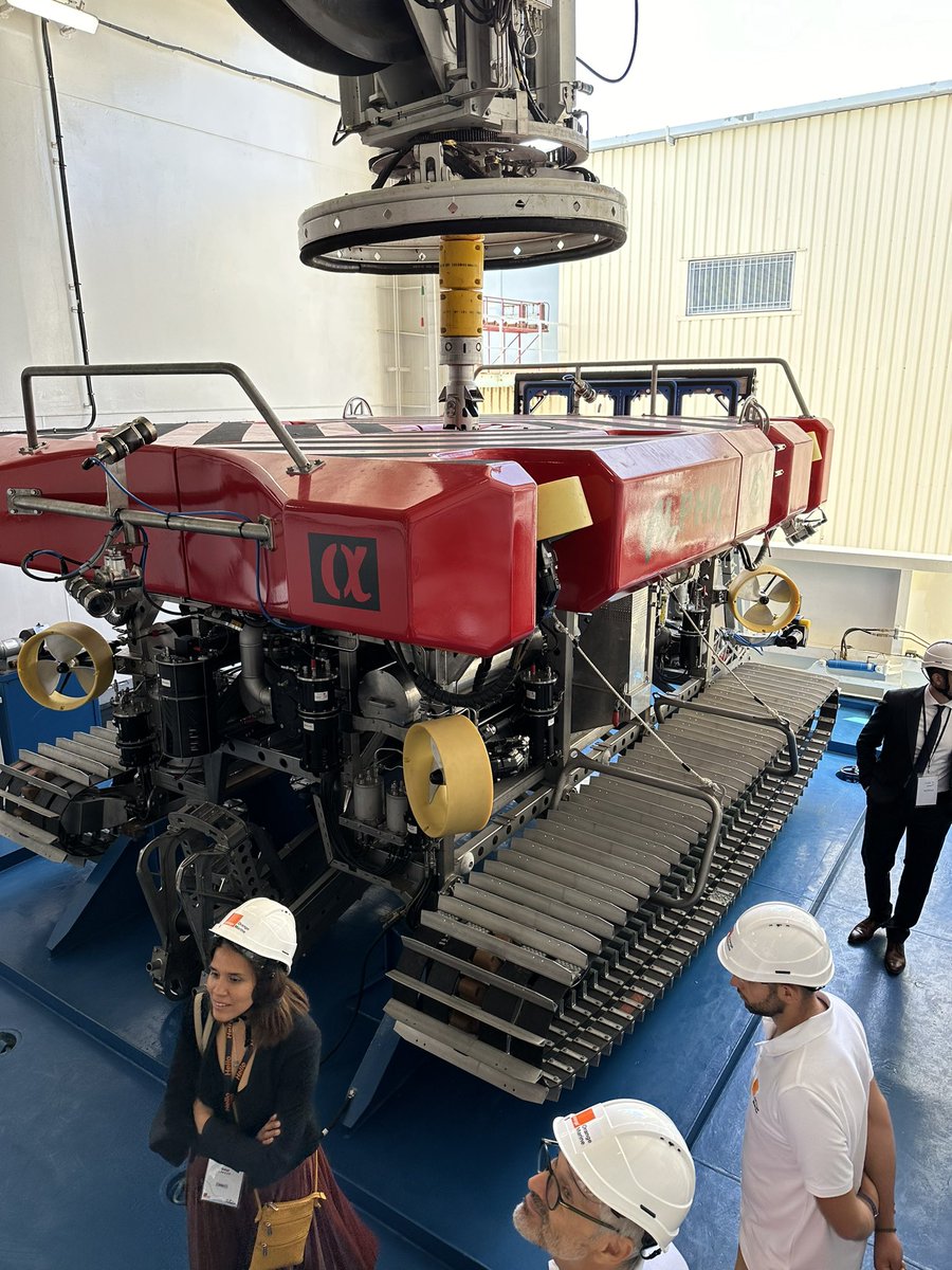 caroguillaumin's tweet image. La visite continue sur le #sophiegermain @OrangeMarine_ le ROV (Remote operated vehicle ) pour réparer les défauts des câbles sous 3000 mètres de profondeur! @Cheydema @MichaelTrabbia @etchoungui