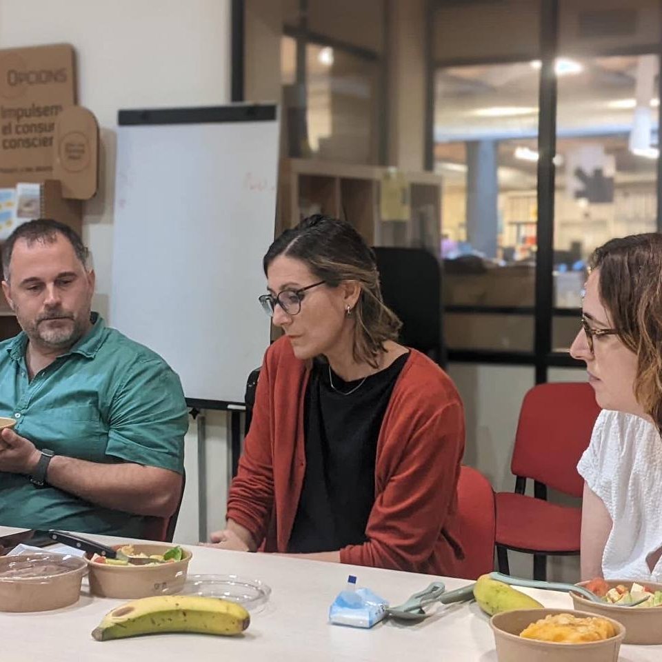 GrupEcos's tweet photo. Núria Martínez, de @runablancacoop, de Ciutat de Mallorca, va explicar ahir als membres del comitè d'ECOS el projecte d'intercooperació que fan amb @ilabso, una de les sòcies del Grup, amb una subvenció estatal PERTE #ProjecteBALCA #intercooperació #moltmésqueunlocalcompartit https://t.co/8jOZrQw93C