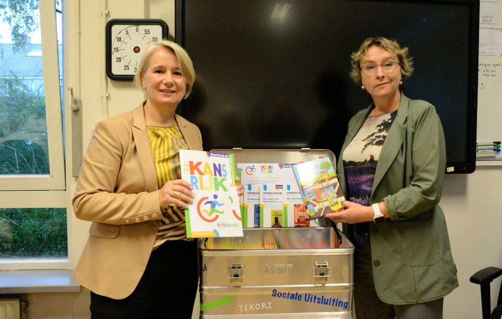 Vanaf nu kunnen leerkrachten via de Bibliotheek in Nijkerk gebruikmaken van de 'Kansrijk - Doorbreek de cirkel van armoede' leskist. Samen werken we aan meer empathie in de klas.
Samen streven we naar gelijke kansen voor iedereen! 

#KansrijkLeskist #BibliotheekNijkerk