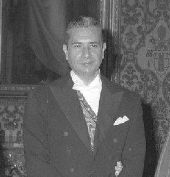 "Questo Paese non si salverà, la stagione dei diritti e delle libertà si rivelerà effimera, se in Italia non nascerà un nuovo senso del dovere".

Oggi nel 1916 nasceva il politico #AldoMoro, presidente della Democrazia Cristiana e del Consiglio dei Ministri.

#23settembre.