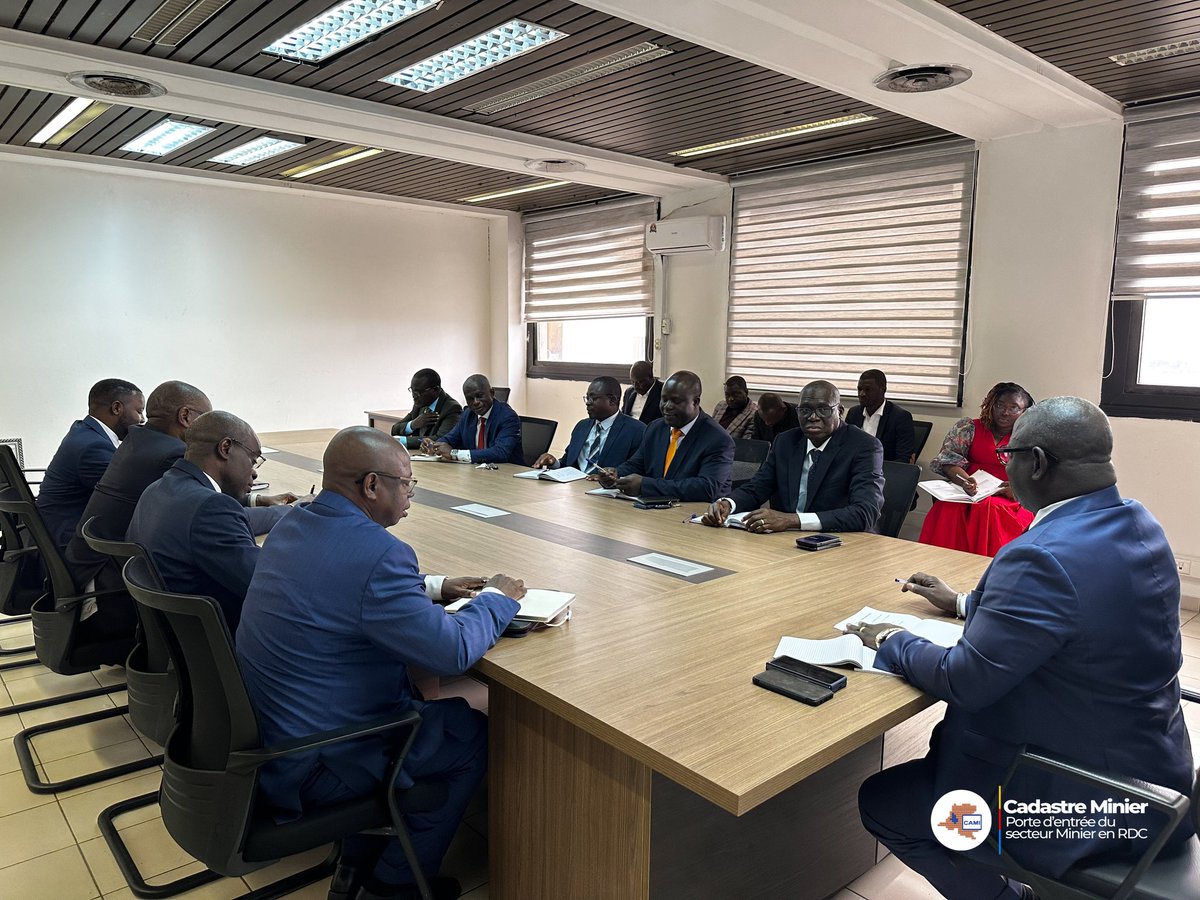 CadastreMinier's tweet image. Profitant de leur séjour à #Abidjan, le DG #CAMI MABOLIA YENGA et le Coordonnateur de la #CTCPM Raphael MATAMBA ont été reçus en visite de courtoisie, ce 21 septembre 2023, par le DG de la Direction Générale des mines et de la géologie de la Côte d’Ivoire 🇨🇮. En présence des