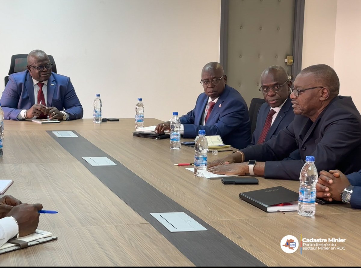 CadastreMinier's tweet image. Profitant de leur séjour à #Abidjan, le DG #CAMI MABOLIA YENGA et le Coordonnateur de la #CTCPM Raphael MATAMBA ont été reçus en visite de courtoisie, ce 21 septembre 2023, par le DG de la Direction Générale des mines et de la géologie de la Côte d’Ivoire 🇨🇮. En présence des