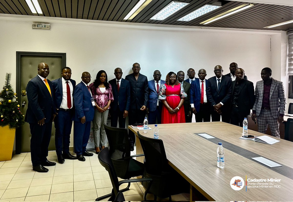 CadastreMinier's tweet image. Profitant de leur séjour à #Abidjan, le DG #CAMI MABOLIA YENGA et le Coordonnateur de la #CTCPM Raphael MATAMBA ont été reçus en visite de courtoisie, ce 21 septembre 2023, par le DG de la Direction Générale des mines et de la géologie de la Côte d’Ivoire 🇨🇮. En présence des