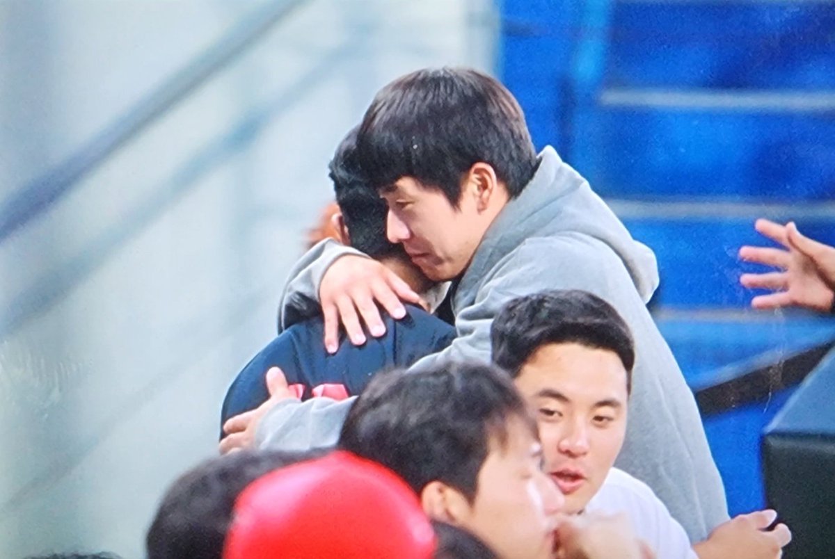 kiabambi's tweet photo. 챠노가 으리를 포옥 안아주길래 오호 찬슝이 제법 형아야? 햇눈데 ㅋㅋㅋㅋㅋ 카메라 앞이였어 ㅋㅋㅋㅋㅋ 눈물 닦아쥼 ㅋㅋㅋㅋㅋ https://t.co/mfG5XUGOYB