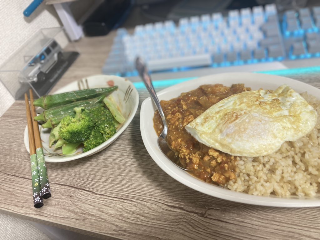 tomohiko1992's tweet photo. 無水カレー https://t.co/3FbiRrnhrt