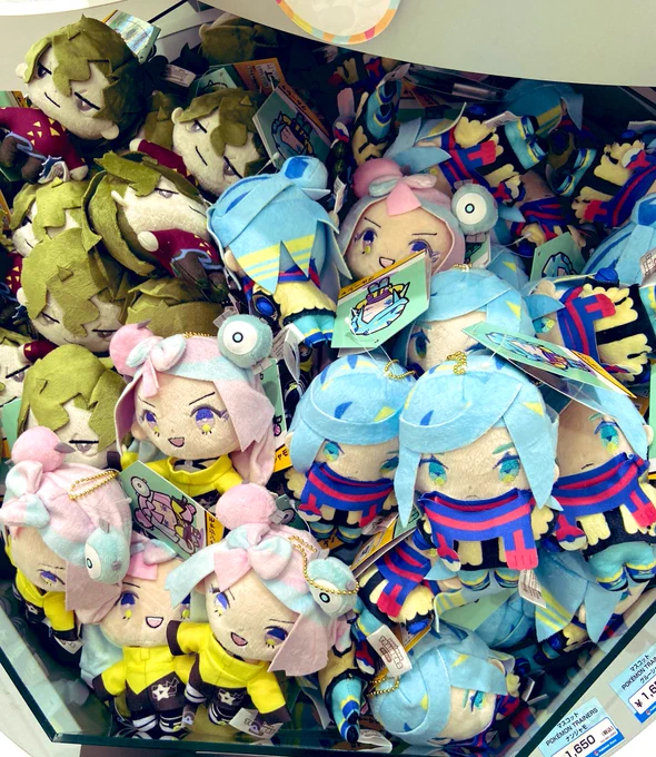 大盛りになってるグルーシャさんを見るためにポケセンも寄ってきたよしたらスグリくんおって泣いちゃったな かわいいね 