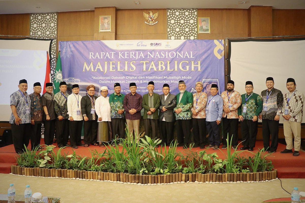 Siang ini Jumat (22/9) Membuka Rapat Kerja Nasional (Rakernas) Majelis Tabligh Pimpinan Pusat (PP) Muhammadiyah di Surakarta.

Majelis Tabligh PP Muhammadiyah harus mampu menyebarkan Islam yang menggembirakan sesuai dengan statuten Muhammadiyah.