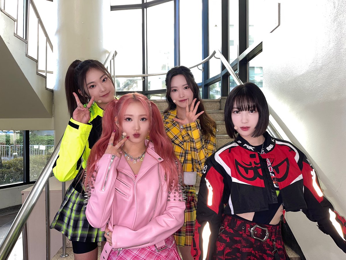 H1KEY_official's tweet photo. [📷] 230922 뮤직뱅크

M1-KEY와 달려온 Seoul Dreaming 활동💕
다시 만나는 날까지 이 뜨거움을 잃지마
빛나줘서 고마워요 M1-KEY✨✨

#H1KEY #하이키 #Seoul_Dreaming
#불빛을_꺼뜨리지_마 #Time_to_Shine
#GORUN https://t.co/eKXKsBhkOR
