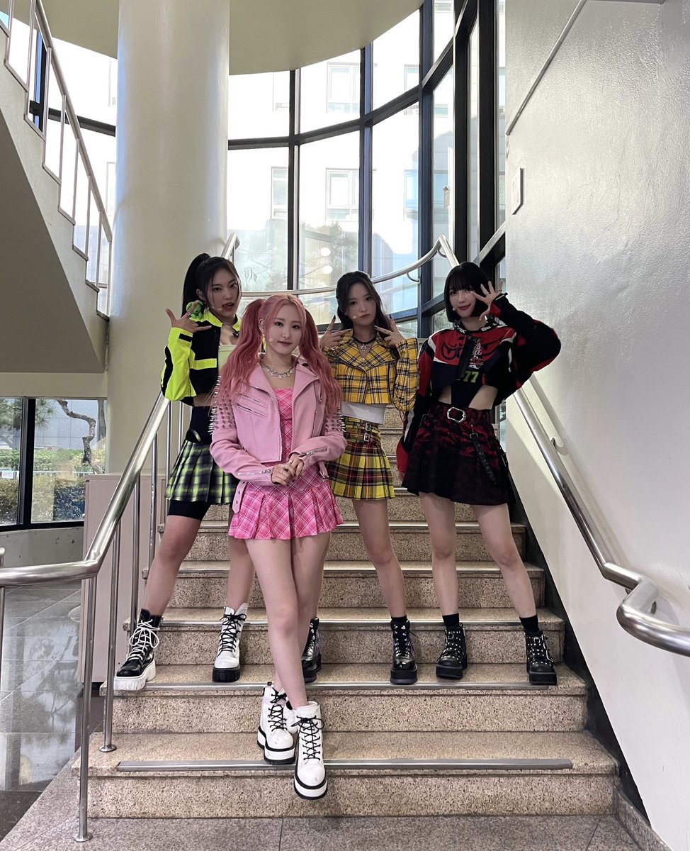 H1KEY_official's tweet photo. [📷] 230922 뮤직뱅크

M1-KEY와 달려온 Seoul Dreaming 활동💕
다시 만나는 날까지 이 뜨거움을 잃지마
빛나줘서 고마워요 M1-KEY✨✨

#H1KEY #하이키 #Seoul_Dreaming
#불빛을_꺼뜨리지_마 #Time_to_Shine
#GORUN https://t.co/eKXKsBhkOR