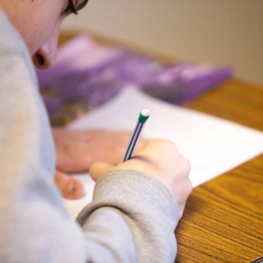 Barn har fått tillbaka sina skolor i krigets Syrien🏫@sidastöttar <a href="/genevacall/">Geneva Call</a> som arbetar för att väpnade grupper ska följa internationell humanitär rätt för att skydda civila. Nu har skolor som använts som militärbaser lämnats tillbaka och 3000 barn fått tillbaka sina skolor!