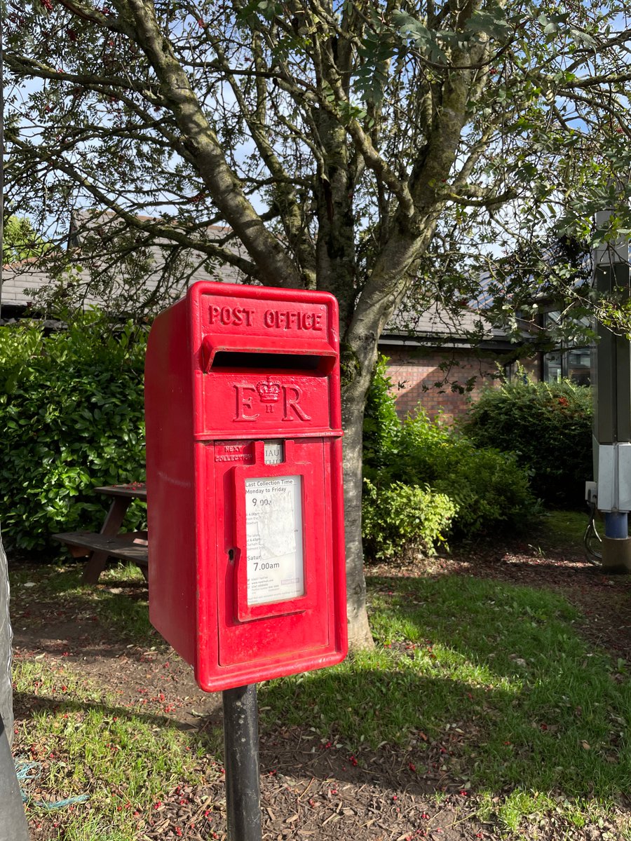Unexpected details on this week's travels - a sorry-looking disused GR on Manchester's very busy Oxford Road, and a Welsh collection plate at A1M Durham services #PostboxSaturday #littlethings
