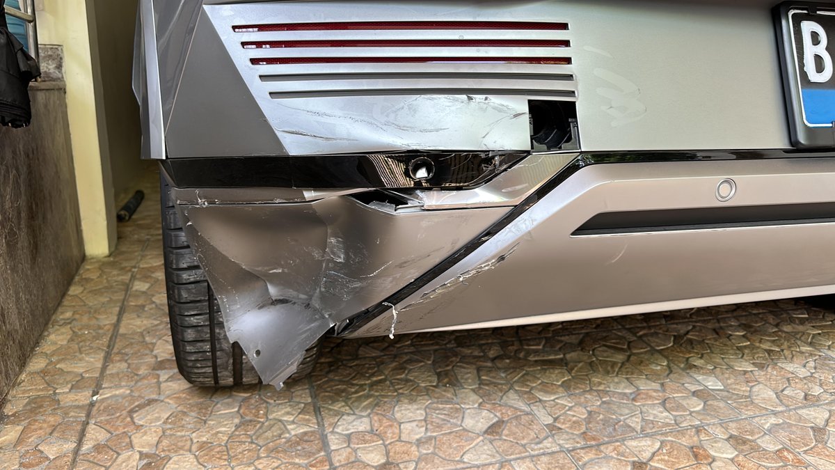 ramutudotcom's tweet photo. Bumper ditabrak motor krn fitur fwd collision assist yg ga trllu pinter buat jalanan JKT.SPK dr asuransi tgl 19/8,menurut #hyundaisimprug diorder part, di jadwal 18/9.17/9 tanya no respond,20/9 respon part ready&amp;pengerjaan 12 hr kerja, hnya utk cat bumper  @hyundaimotorid https://t.co/oNwKrJBGff
