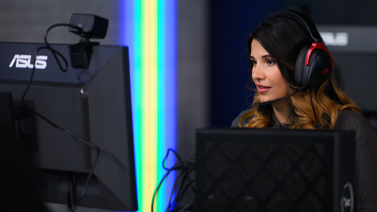 sophiekeen's tweet photo. TODAY'S THE DAY! We'll find out tonight who won The Great PC Build Off 2023 ππ€
AD | @IntelUK @ASUS_ROGUK #PCBuildOff
Watch it live with me at 19:00 BST over at: https://t.co/0C21idWkC9 https://t.co/cPsj9KNtAG