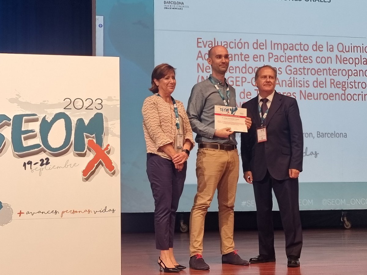 _SEOM's tweet photo. Empieza la Sesión Plenaria de #SEOM23 con la entrega de premios a las mejores comunicaciones, pósteres y comunicaciones presentadas por un residente. ¡Enhorabuena a los premiados por sus excelentes proyectos! 🙌🏻👏🏻👏🏻 https://t.co/jkB94oFm5M