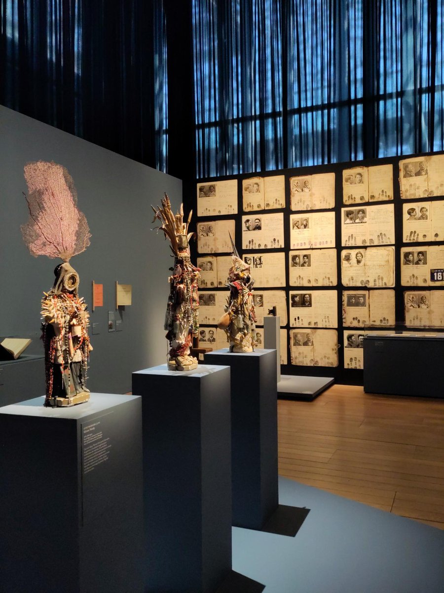 Cette année, j'ai visité trois expositions dont j'ai remarqué un trait commun : les textes, les cartels et les supports vidéos y étaient écrits au "nous", un pronom rarement utilisé dans les musées.

Mini-thread ⬇️