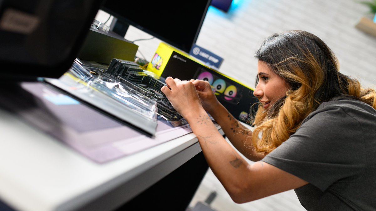 sophiekeen's tweet photo. TODAY'S THE DAY! We'll find out tonight who won The Great PC Build Off 2023 ππ€
AD | @IntelUK @ASUS_ROGUK #PCBuildOff
Watch it live with me at 19:00 BST over at: https://t.co/0C21idWkC9 https://t.co/cPsj9KNtAG