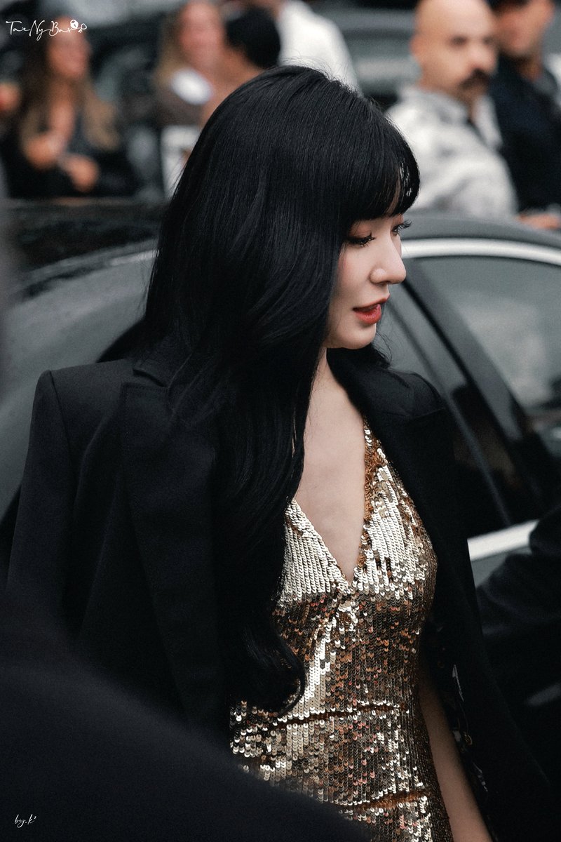 PreciousMmts's tweet photo. 230921 MFW
𝐤𝐧𝐞𝐞𝐥 𝐛𝐞𝐟𝐨𝐫𝐞 𝐦𝐲 𝐐𝐔𝐄𝐄𝐍
#TiffanyYoung  #티파니영 @tiffanyyoung  #TiffanyYoungxMoschino
#MoschinoSS24 #MoschinoMuses #모스키노 https://t.co/E7rptviOUg