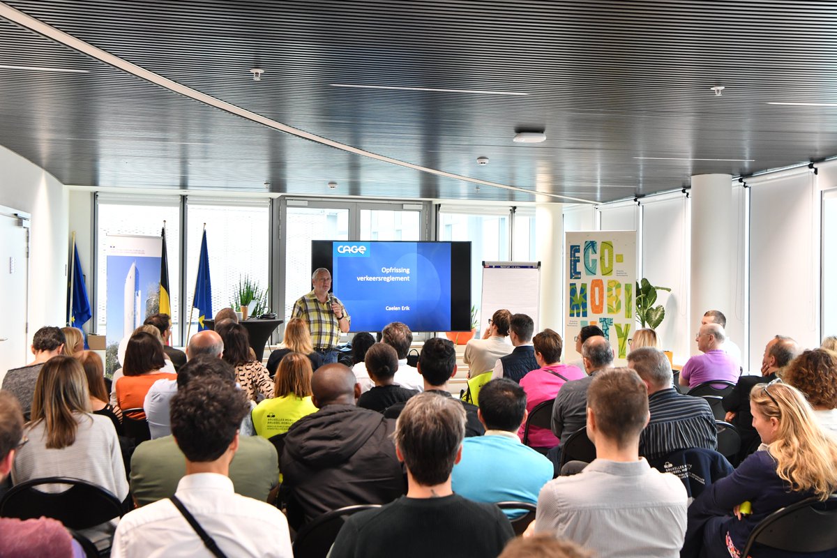 HellohelloChloe's tweet photo. La semaine de la mobilité touche à sa fin. Cette année au @SPRB_GOB, nous avons offert une formation d'eco-driving aux agent·e·s utilisant les voitures du SPRB pour leurs missions ainsi qu’un rafraichissement du code de la route pour tous les membres du personnel. https://t.co/wkCxE9aDAy