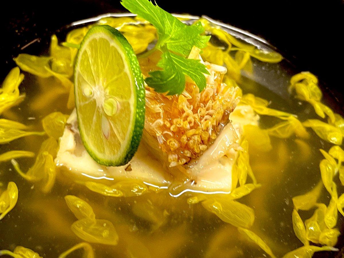 yuzen919's tweet photo. It will be the autumnal equinox tomorrow and we have #Matsutake mushroom fish cake cake accompanied by #tilefish in the flower of golden #chrysanthemum soup. #hakonelunch ##hakonedinner #japanesecuisine #japanesefood ##soba # https://t.co/xu3qXnWToR