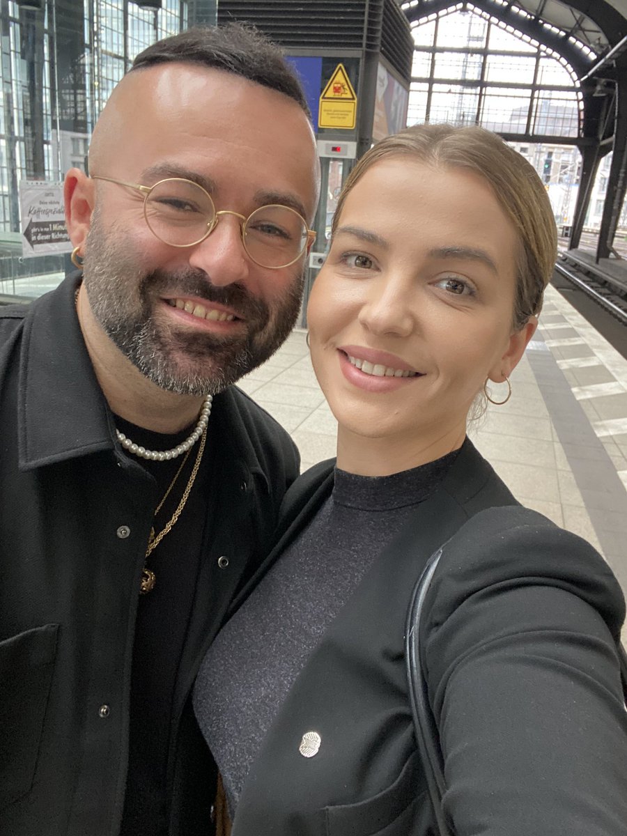 Bahnfahren, weil so kannst du zufällig tolle Leute treffen ❤️ <a href="/mehmedkoenig/">Mehmed König</a>