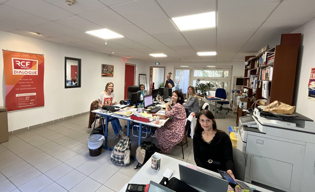 👏Une équipe studieuse ! ⁦<a href="/DialogueRCF/">Dialogue RCF</a>⁩, ⁦⁦<a href="/radiorcf/">RCF</a>⁩, ⁦⁦<a href="/RCFNICE/">RCF NICE CÔTE D'AZUR</a>⁩ ⁦<a href="/RCFVAUCLUSE84/">RCF VAUCLUSE</a>⁩ de Marseille, la Région Sud et du national 👉 nous vous partageons la joie de ces rencontres méditerranéennes 2023 et la venue cet après-midi du Pape François.
