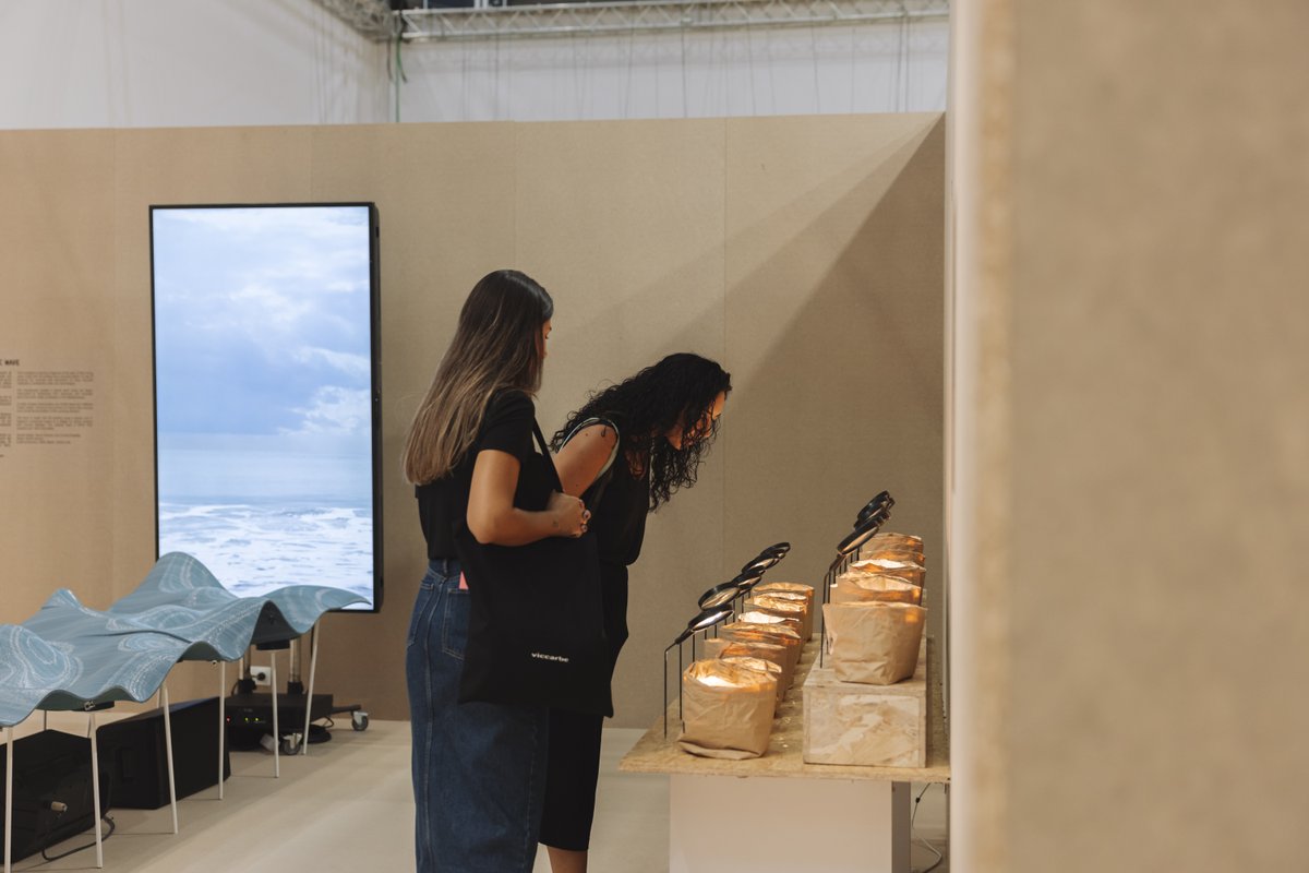 Ubicada en <a href="/habitatvalencia/">FeriaHábitatValència</a>, hasta hoy se puede ver "Beyond the plastic wave", comisariada por Héctor Serrano y <a href="/BaselgaCarmen/">Carmen Baselga</a> en colaboración de <a href="/AndreuWorld/">Andreu World</a>.

Una exposición inmersiva que expone la problemática de la contaminación de los desechos de plástico en el mar.

#VDF23