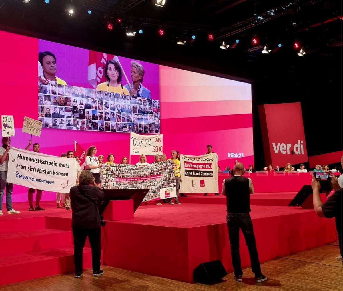 🌟Vom Abgeordnetenhaus auf die Bühne.🌟 
Unsere Kolleg*innen waren gemeinsam mit der Kampagne <a href="/FaireFreie/">Freie Träger - Faire Löhne</a> auf dem <a href="/_verdi/">Ver.piss.di</a> Bundeskongress #6bk23 
Tarifverträge erkämpft man nur gemeinsam: als organisierte Kolleg*innen mit solidarischer Unterstützer*innen und starker Gewerkschaft!