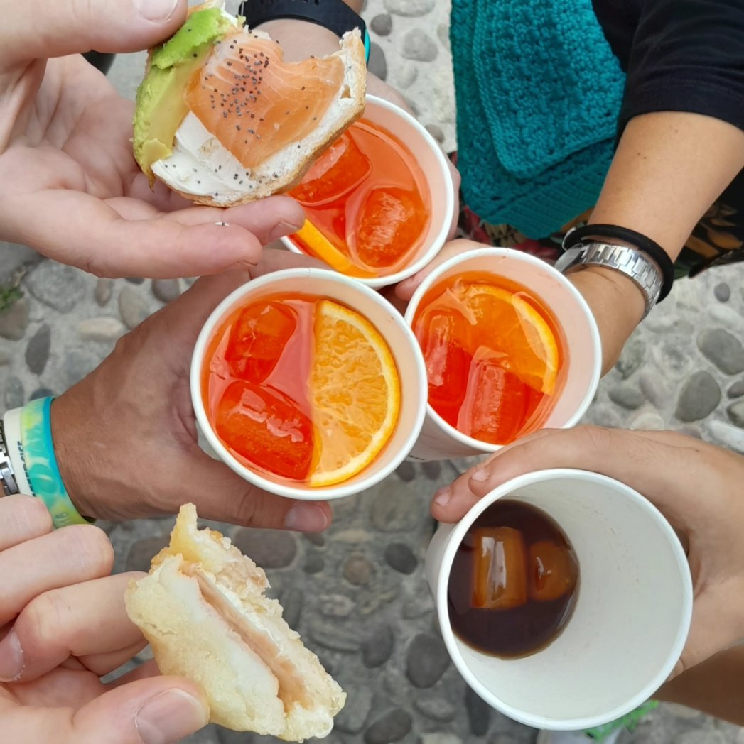 BeppeSandon's tweet photo. Giornata di domenica trascorsa tra Cittadella e Rosà promuovendo #Jazzercise, e godendomi aperitivi... posso rinunciare allo spritz serale?

i miei geni da veneto funzionano! 🤣👍

(il tavolo è il 113, da chiamare per le emergenze)

#tradizionivenete #giornatadilavoro #godersela https://t.co/f7hzjy4NZ4