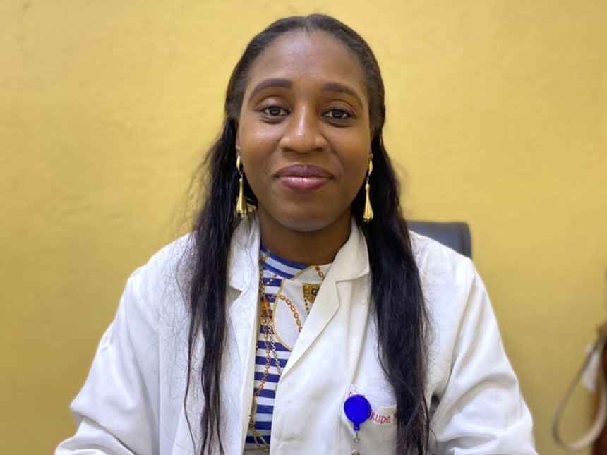 LaquintinieCMR's tweet photo. [PORTRAIT] 𝐃𝐫 𝐆𝐞𝐫𝐭𝐫𝐮𝐝𝐞 𝐌𝐎𝐔𝐊𝐎𝐔𝐑𝐈 𝐒𝐀𝐌𝐄 : 𝐥𝐚 𝐟𝐞𝐦𝐦𝐞 𝐞𝐧𝐜𝐞𝐢𝐧𝐭𝐞 𝐜𝐨𝐦𝐦𝐞 𝐩𝐫𝐢𝐨𝐫𝐢𝐭𝐞́ 𝐚𝐛𝐬𝐨𝐥𝐮𝐞

En 2021, la nouvelle fait le tour du Cameroun. Un médecin de l'Hôpital #Laquintinie de Douala, au Cameroun, posait un acte de bravoure en sauvant le bébé d'une maman en état de mort cérébrale. Elle recevra dans la foulée une lettre de félicitations du Dr Malachie MANAOUDA, Ministre de la Santé Publique. Il s'agissait, le Dr Gertrude MOUKOURI SAME, Médecin gynécologue, aujourd’hui Chef de service de Grossesse pathologique et protection maternelle. Cette spécialiste avait alors pratiqué une césarienne sur une patiente de 34 ans, avec 36 semaines d'aménorrhée, arrivée dans un état de mort cérébrale, plus choc cardiogénique. Une héroïne qui sera célébrée au sein de l’opinion publique des jours durant.

Gynécologue obstétricienne, le Dr MOUKOURI SAME, ancienne pensionnaire du Collège Alfred Saker de Douala, a fait de la réduction du nombre de décès des femmes en situation de grossesse, une priorité absolue. Lorsqu'elle parle de ses consultations médicales, de la ronde qu'elle fait pour s'enquérir de l'état de santé de ses patientes, ou de ses interventions chirurgicales, son visage rayonne, ses yeux s'illuminent: "mes meilleurs moments c'est lorsque je suis avec mes patients, quand je les consulte. Hier (mercredi 16 août 2023), j'ai eu une journée bien remplie et j'étais contente, parce que je l'ai passée avec mes patients", renseigne le Dr Gertrude MOUKOURI SAME, épouse NGOUCHET.
"Être médecin, c'est la réalisation de mon rêve d'enfance. Je n'ai pas le souvenir d’avoir voulu faire autre chose. Par la grâce de Dieu, j'ai eu un cursus sans échec. J'ai réussi à tous les concours. Je fais le métier que j'aime, et ça me passionne de donner le sourire et la joie à mes patients", raconte ce jeune Médecin, la trentaine à peine sonnée.

Après un cursus secondaire au Collège Alfred Saker de Douala, entre 2001 et 2008, couronné par l'obtention d'un Baccalauréat D, elle brave la même année, le concours de la Faculté de Médecine et des Sciences Biomédicales de l'Université de Yaoundé I, et en ressort en 2020, comme Gynécologue Obstétricienne. Elle est affectée à l'Hôpital Laquintinie de Douala, la même année. Dr Gertrude MOUKOURI SAME commence au service des Suites de couches. Ses états de service sont remarquables. Et en mai 2023, elle est nommée Chef de service de Grossesse pathologique et protection maternelle. Une nomination qui intervient après la lettre de félicitation reçue, au terme de l'une de ses gardes en 2021, un an seulement après sa sortie de l'école. "Au cours de l'une de mes gardes, en 2021, j'ai reçu une dame qui était en état de mort cérébrale. Elle n'était maintenue en vie que grâce aux appareils. Le bébé vivait encore. J'ai expliqué la situation à la famille en indiquant qu'on pouvait encore sauver le bébé. J'ai eu leur accord, et on a pu sauver le bébé", se souvient-elle. Un exploit qui lui vaudra également une lettre de félicitation du Directeur de l'Hôpital Laquintinie, le Pr Noël Emmanuel Essomba.

Toutefois, des situations malheureuses affectent cette mère de trois enfants. "C'est toujours triste de perdre une malade. Les femmes enceintes qui meurent ici en donnant la vie sont tous des cas qui viennent d'ailleurs. Elles arrivent étant déjà décédées ou presque, et on n'a parfois pas le temps de faire quoi que ce soit, qu'elles sont mortes. La cause c'est souvent les hémorragies du post-partum, l'éclampsie ou les maladies hypertensives", relève-t-elle. La mortalité maternelle est le combat de cette Gynécologue Obstétricienne: "mon combat est la réduction de la mortalité des femmes en situation de grossesse. Je suis toujours choquée quand une femme meurt en voulant donner la vie ", insiste-t-elle, en saluant les efforts du Directeur de l'Hôpital Laquintinie, pour améliorer la prise en charge des malades. "J'ai fait mes études médicales dans cet hôpital. Pendant nos stages, certains stagiaires fuyaient les urgences parce que c'était très sale. Quand je suis affectée ici après ma spécialisation, je n'ai pas reconnu cet hôpital qui s'est complètement métamorphosé. Il est tout beau, tout propre. Comment ne pas vouloir travailler dans un tel environnement ?", lâche -t-elle dans un éclat de rire, non sans dire "Merci", au Directeur de l'Hôpital Laquintinie, et à toute l'équipe de Direction.

Néanmoins, son quotidien n'est pas du tout aisé. Après l'hôpital, cette mère de famille doit s'occuper de sa maison: "Quand je finis à l'hôpital, j'intègre le rôle de maman et d'épouse. C'est aussi un plaisir, tout autant que de m'occuper de mes malades. Je m'organise afin que l'un ne prenne pas le dessus sur l'autre", explique-t-elle. Lorsqu'elle est à la maison, elle s'occupe à faire les devoirs des enfants, la cuisine, entre autres. Les week-ends, c'est l'église. Le Dr Gertrude MOUKOURI SAME est passionnée de voyage et de danse. Toute jeune, pendant 10 ans, elle alliait danse (danse classique, afro-jazz, danse africaine, danse de salon) et études. Ce qui ne l'empêchait pas d'être toujours parmi les premiers à l'école.

𝐈.𝐌/𝐇𝐨̂𝐩𝐢𝐭𝐚𝐥 𝐋𝐚𝐪𝐮𝐢𝐧𝐭𝐢𝐧𝐢𝐞
#Humanisme #Innovation #Professionnalisme