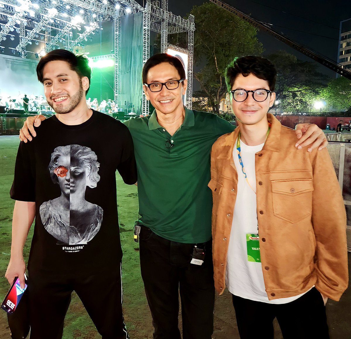 1.
Semalam, persiapan konser TWILITE ORCHESTRA, ft. Kevin &amp; Tristan, tgl 23 Sep pk 18.45 di festival PESTAPORA, JIEXPO.