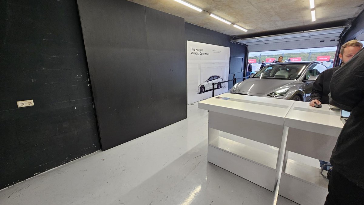 TeslaOwnersNL's tweet image. En op de #EVExperience kun je ook de nieuwe #Tesla #Model3 Highland gaan bewonderen, en ook de Quicksilver #ModelY .