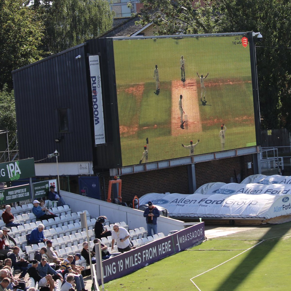 They are showing Surrey wickets on the big screen at Essex. Meanwhile Rossington is out to open alongside Cook. It’s ON… #EssvHam