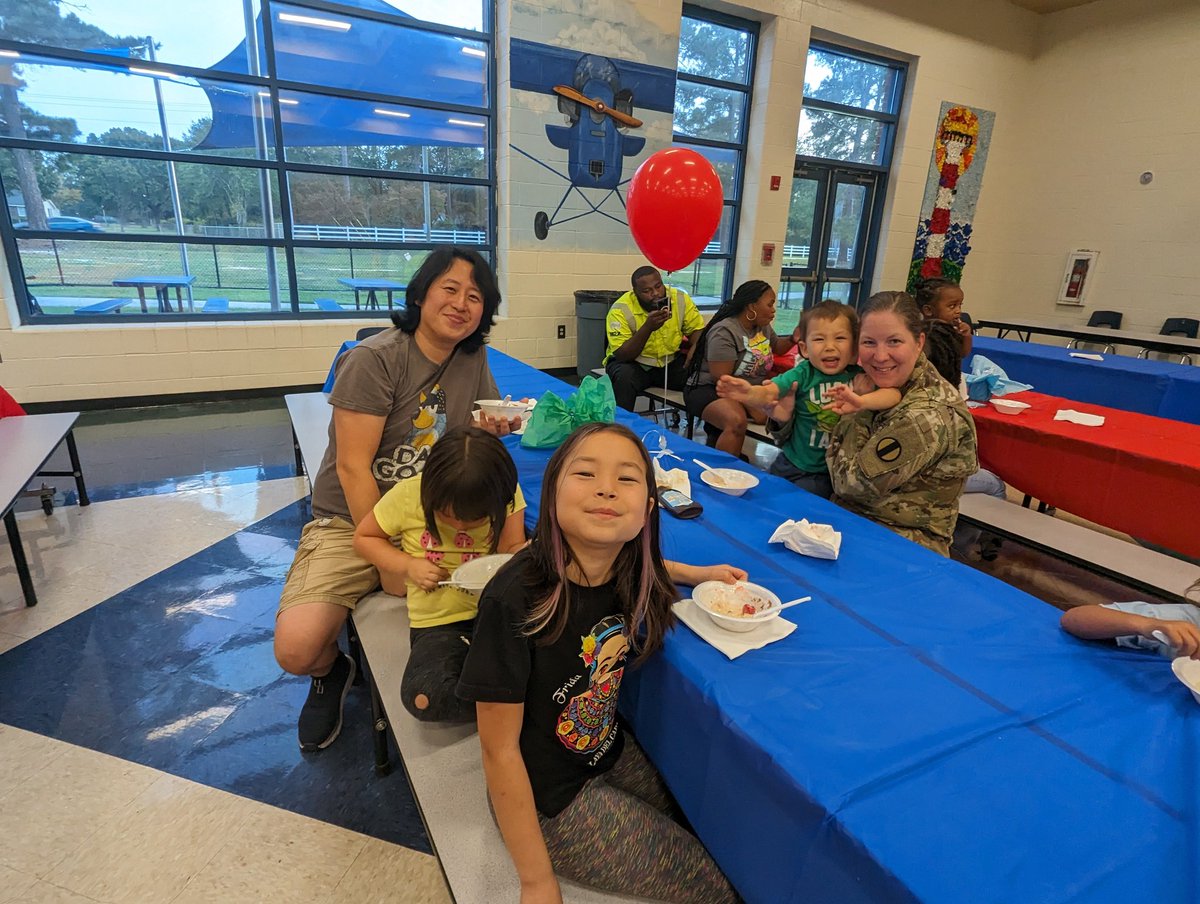 Thank you @Counselor_Robin for hosting our inaugural Military 🎖️🪖 Ice Cream Social. We loved providing a space where our Military Families could connect/network and learn more about our #PurpleStar District. @RichlandTwo @R2MilConnected @dodeagrants @DoDEA @RTEFlightStatus