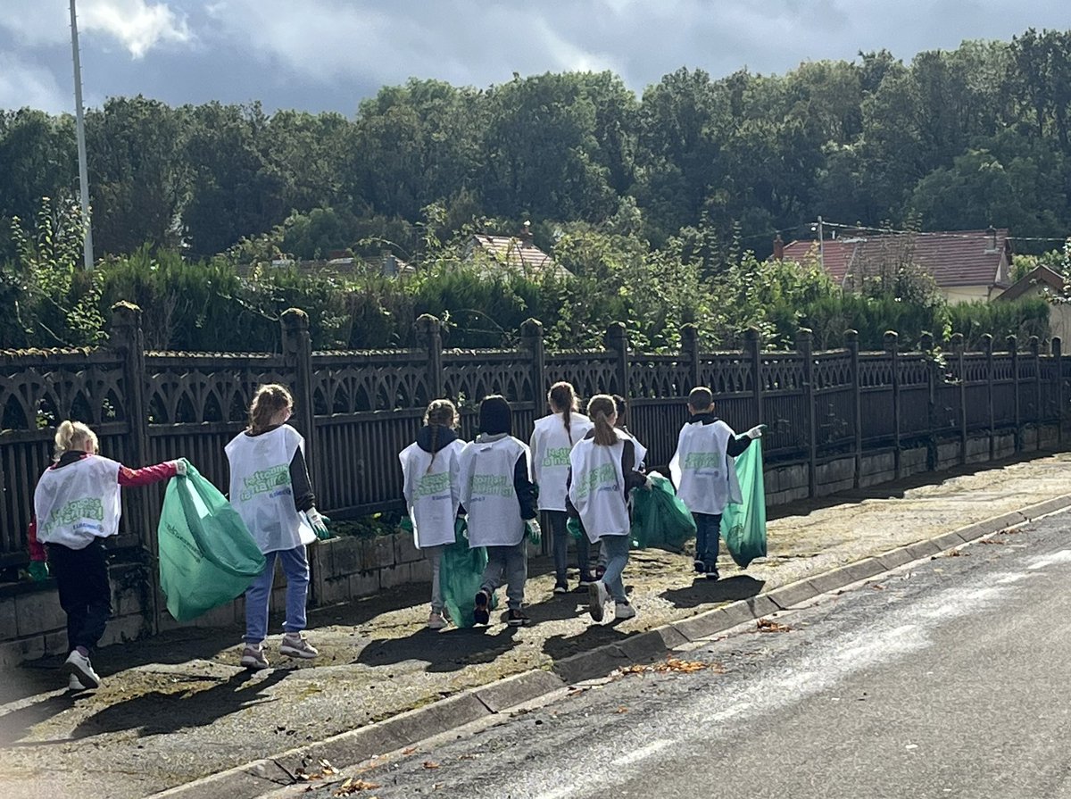Opération Nettoyons La Nature en cours. Merci à tous les enfants