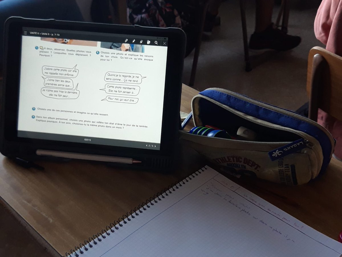 E_Pompiliano's tweet photo. Los alumnos de secundaria del colegio Pompiliano unen el uso de las nuevas tecnologías en clase con los idiomas. Inglés,  francés... #321WakeUp! https://t.co/NBKuz2gCA6