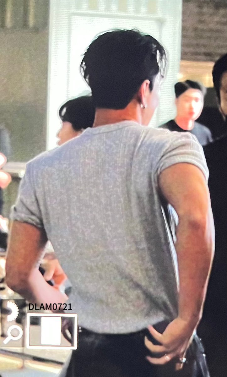 DazzlingBoy0721's tweet photo. 230922 bæd출근
등이 미쳤어🫠
#강동호 #백호 #Baekho https://t.co/zeVAmeWK8F