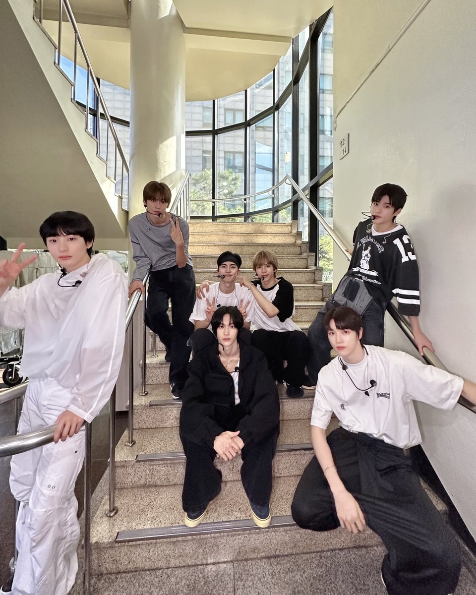 브리즈? 오늘 어땠어요?😊
오늘은 이런 말을 하고 싶네요ㅎㅎ
음.. 사실 누굴 좋아하게 돼서 이른 시간부터 보러 오기가 쉽지 않을 텐데.. 항상 정말 감사한 마음으로 하고 있어요ㅎㅎ
매번 긴 시간은 아니겠지만 짧은 시간이라도 최대한 저희가 보답을 해줄 거예요☺️ 정말 정말 감사합니다
또