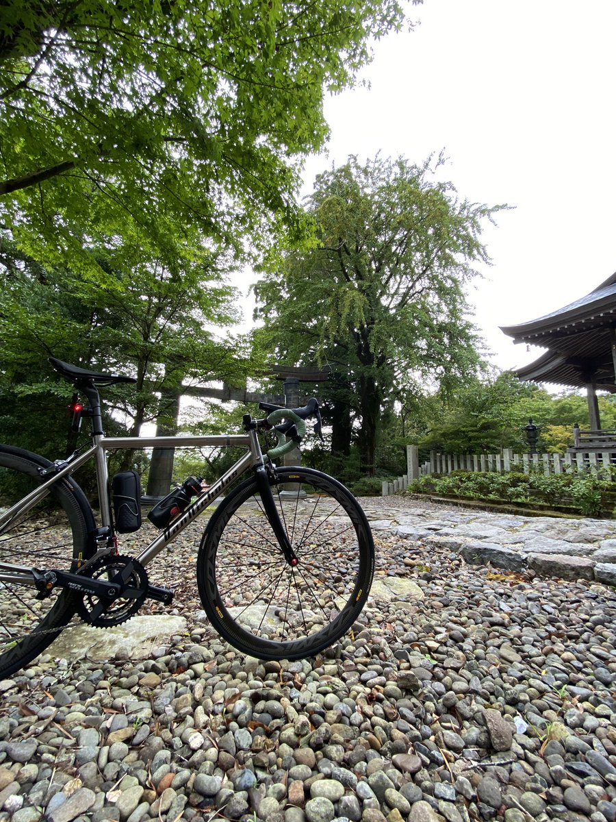 AKKIE2009's tweet photo. 夏休みライドその2
英彦山登坂からの日田市への下りは楽しき。
うきは市の「天水」のうどんは美味き。
土砂降り下の大型車有り有りの国道は何処よりも酷道なりき。
英彦山の大天狗殿に挨拶出来たは、重畳至極
#チタンロードバイク #vannicholas #vannicholasbike
#rapha #rapha_rcc
#rccfuk https://t.co/tGXK4aYiTq